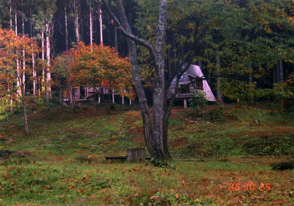 最初に作った岸先生の山道場の２つの小屋